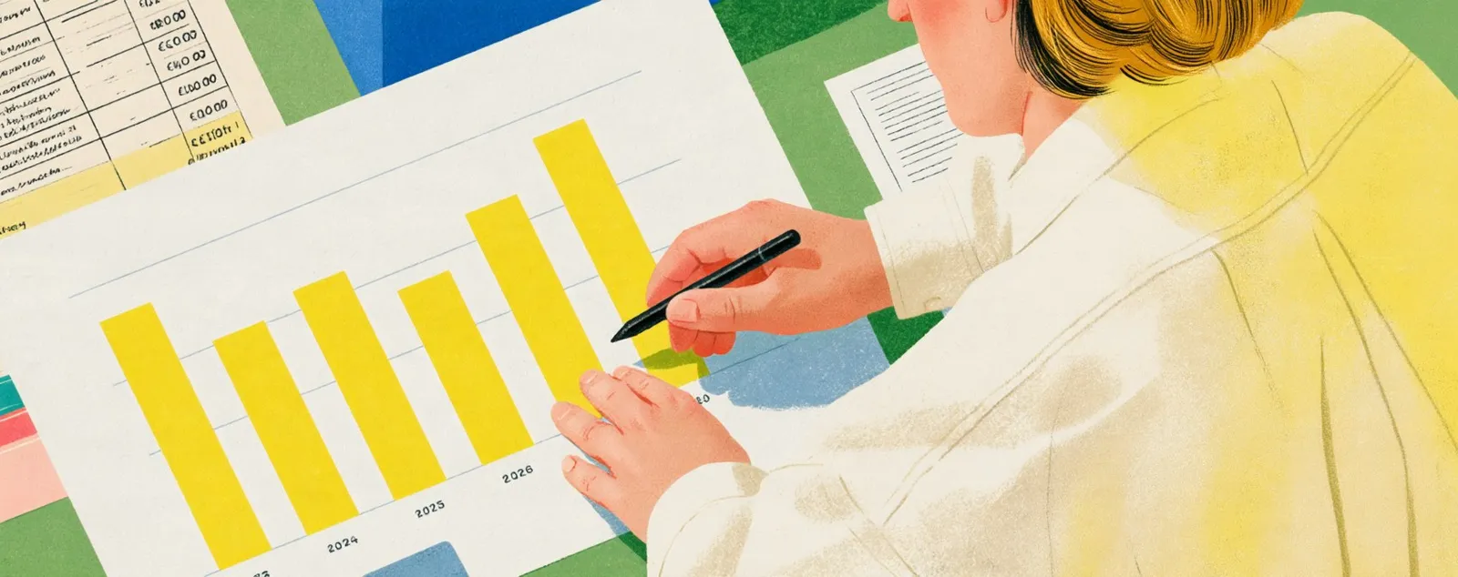 Illustration: Eine Frau zeigt mit einem Stift auf ein Balkendiagramm, dessen gelbe Balken von 2024 bis 2026 ansteigen; daneben liegt eine Kostenaufstellung.